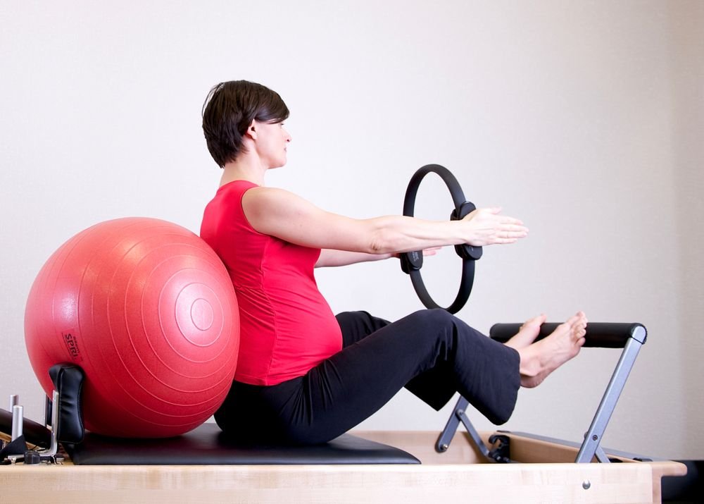 Anneau Pilates et ballon utilisés pendant une séance