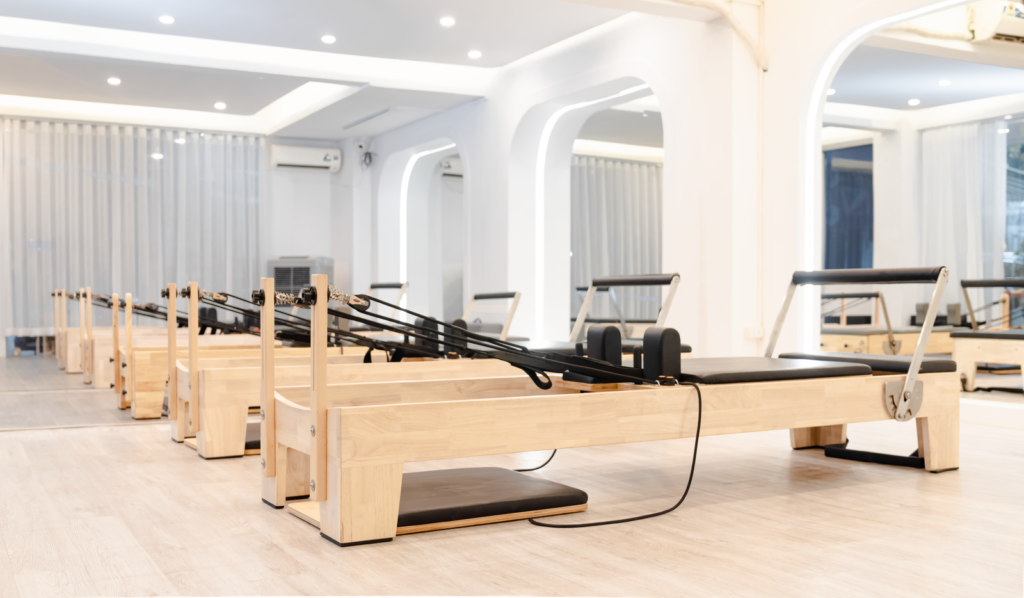 Salle de Pilates équipée de reformers en bois