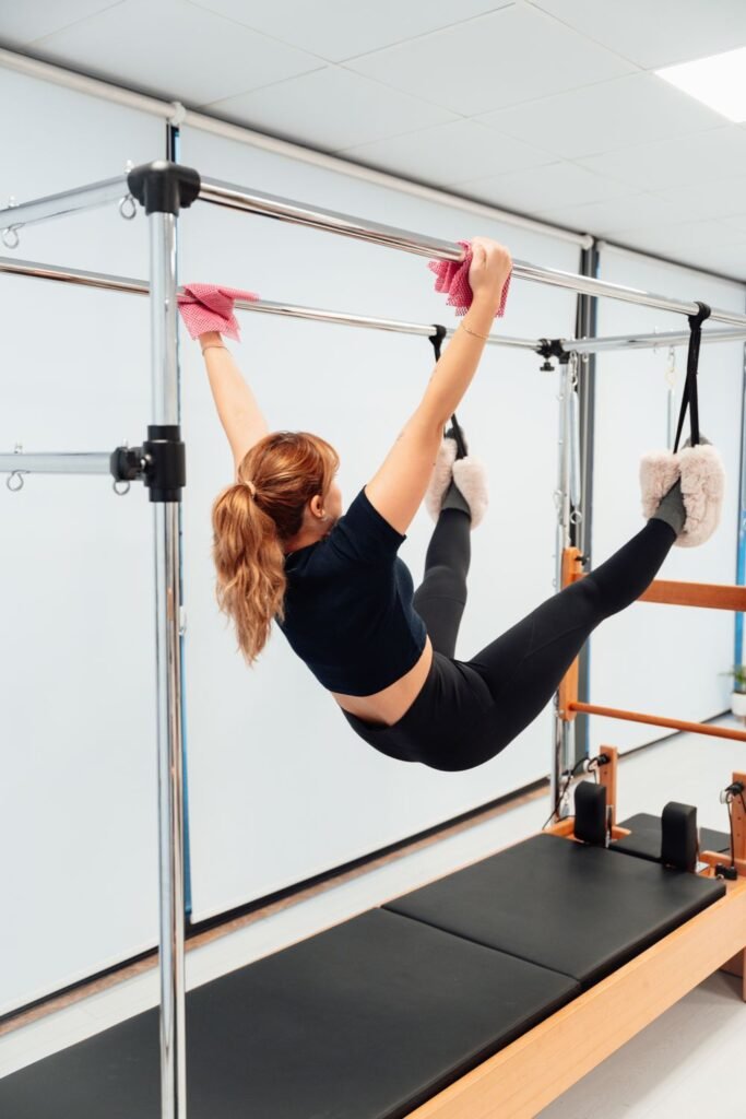 Exercice suspendu dans le cadre trapèze d’un Cadillac Pilates