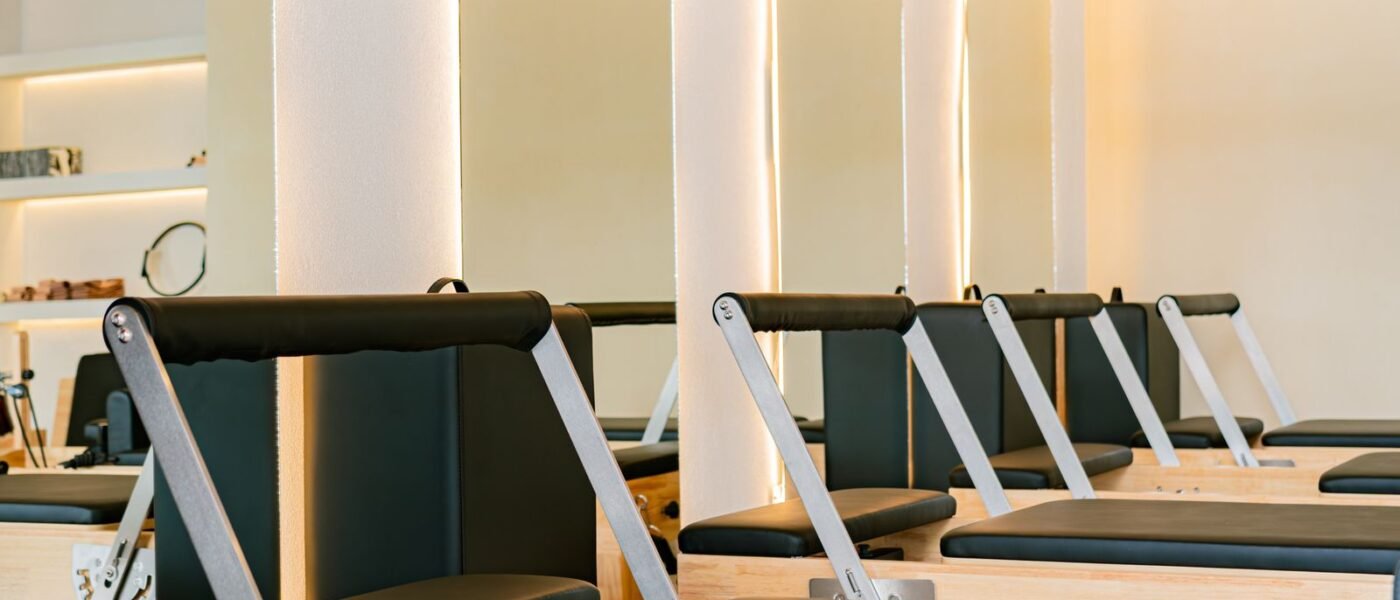 Studio de Pilates équipé de plusieurs reformers alignés