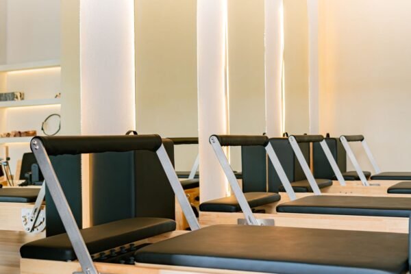 Studio de Pilates équipé de plusieurs reformers alignés